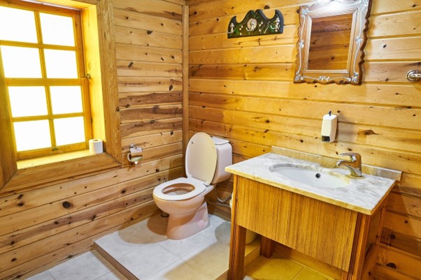 drewniane półki w łazience