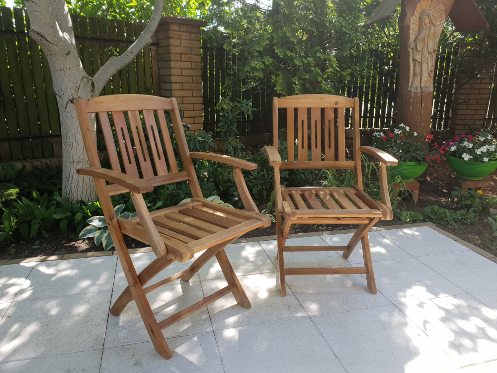 Składane drewniane krzesła ogrodowe