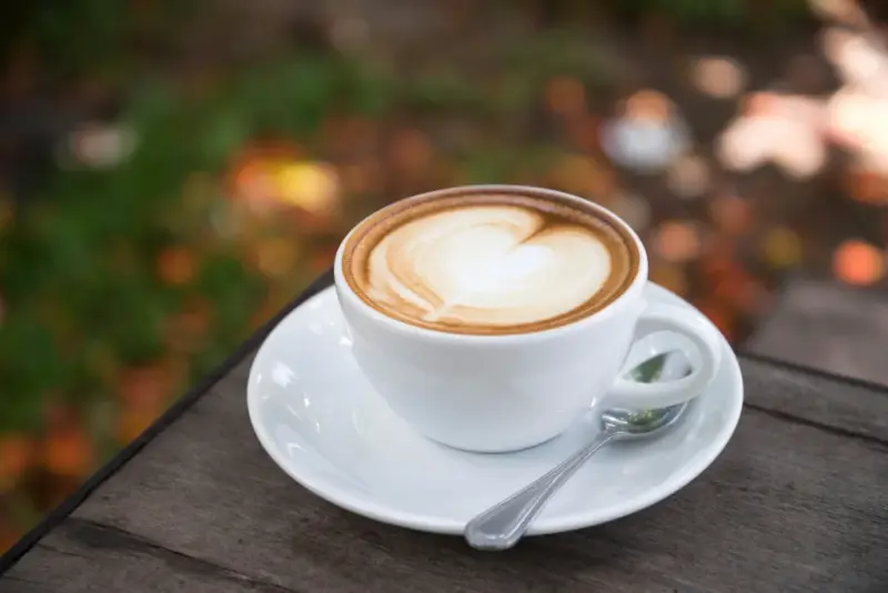 Kolbowy a automatyczny ekspres do kawy – na czym polega różnica?