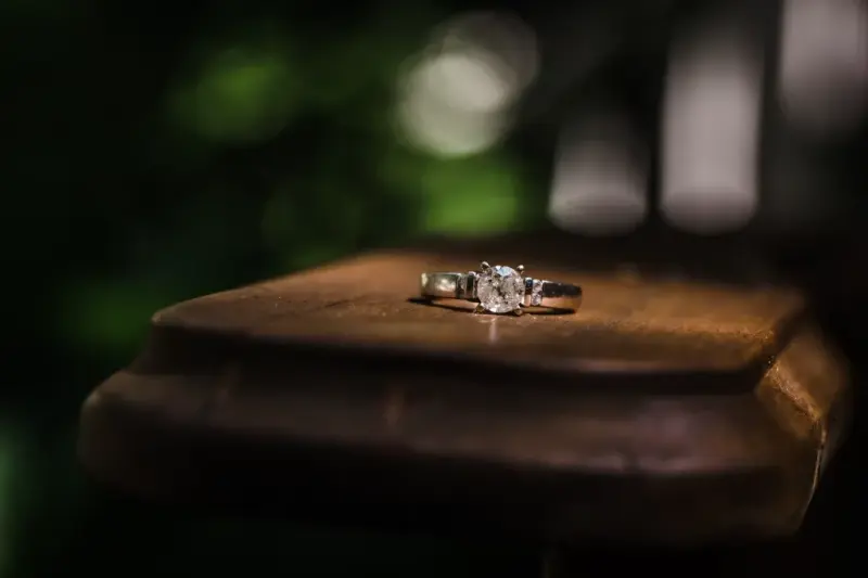 Symbolika diamentów i innych kamieni szlachetnych w pierścionkach zaręczynowych